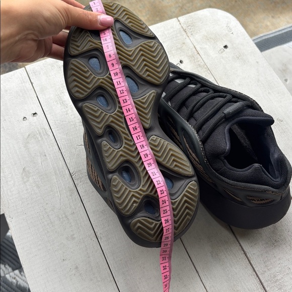 Yeezy 700 V3 brand new - Picture 6 of 6